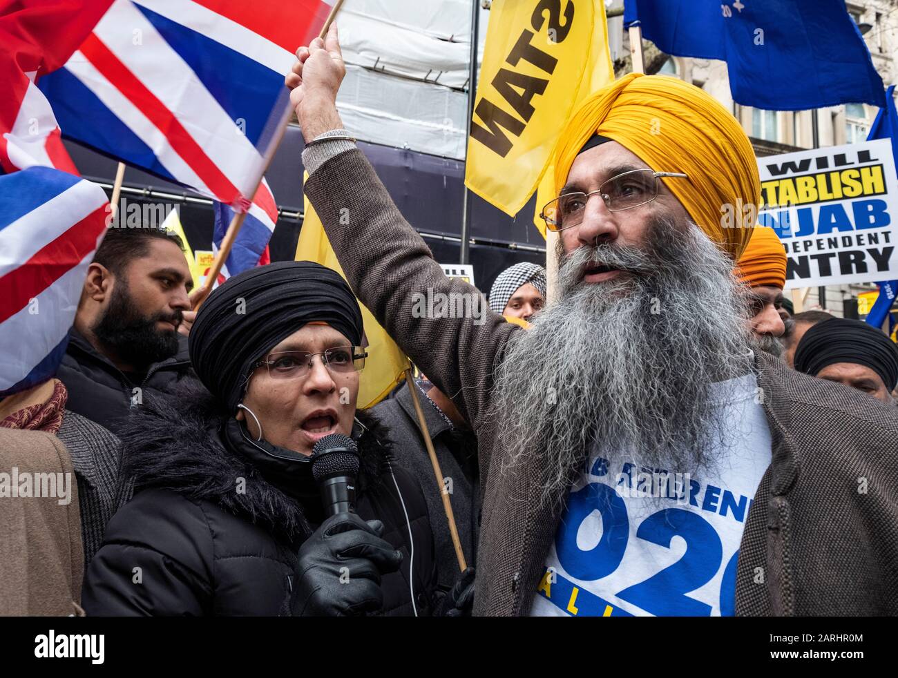 Kaschmiris und Sikhs protestieren am Republiktag 2020 außerhalb der indischen Hochkommission in London. Ein Anti-Indien-Protest, der der Welt von den diskriminierenden und rassistischen Verbrechen erzählt, die der indische Staat unter Modi gegen Muslime, Sikhs, Christen, Dalits usw. anpöbelt 26. Januar 2020 Stockfoto