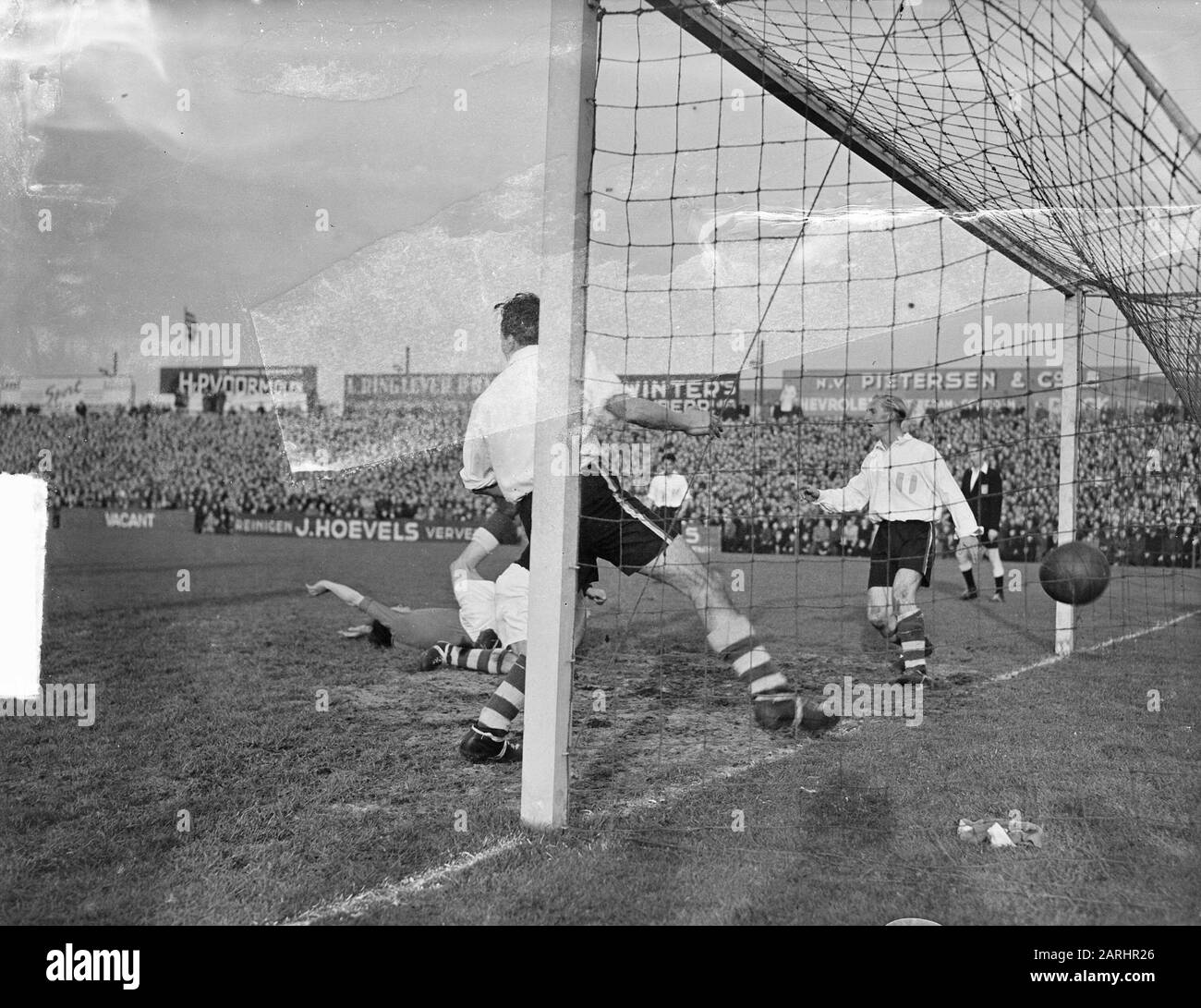 Fußball-Sparta-Stadion. Ein Tor gegen Rotterdam Datum: 13. November 1948 Ort: Rotterdam, Zuid-Holland Schlagwörter: Stadion, Tore, Sport, Fußball-Institution Name: Sparta Stockfoto
