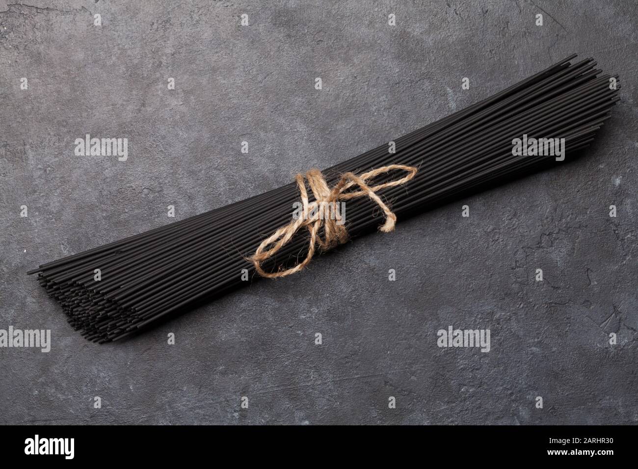 Schwarze Spaghetti-Pasta. Flache Lage von oben Stockfoto
