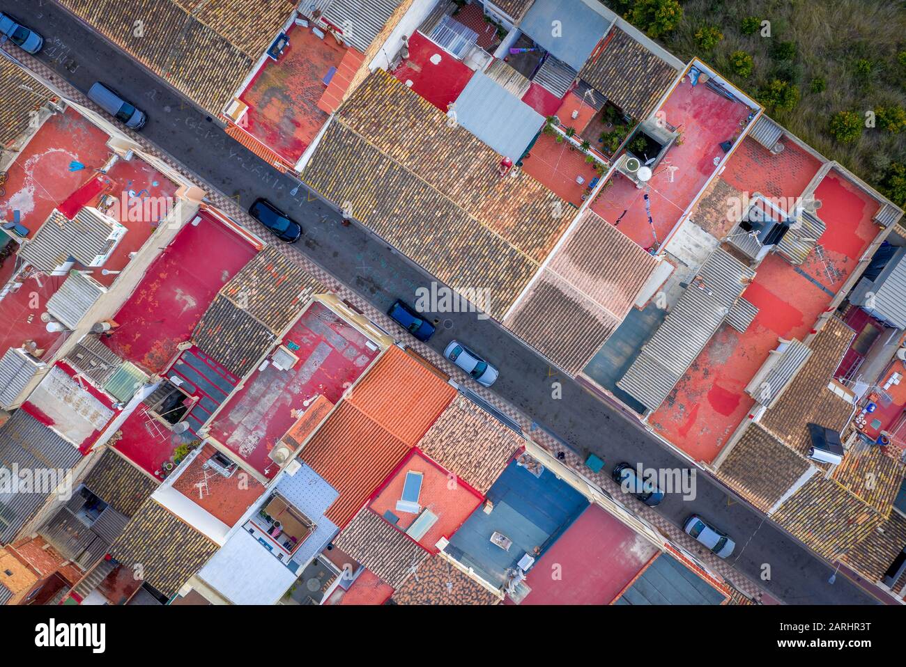 Bunte orangefarbene, rote, graue, blaue Dächer von oben in Corbera Spanien Stockfoto