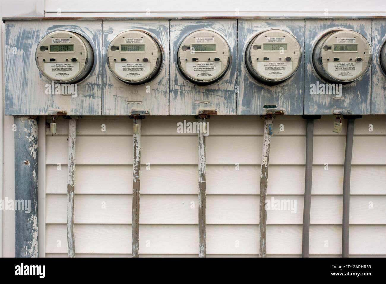 Elektrische Zähler an der Gebäudewand York Maine Stockfoto