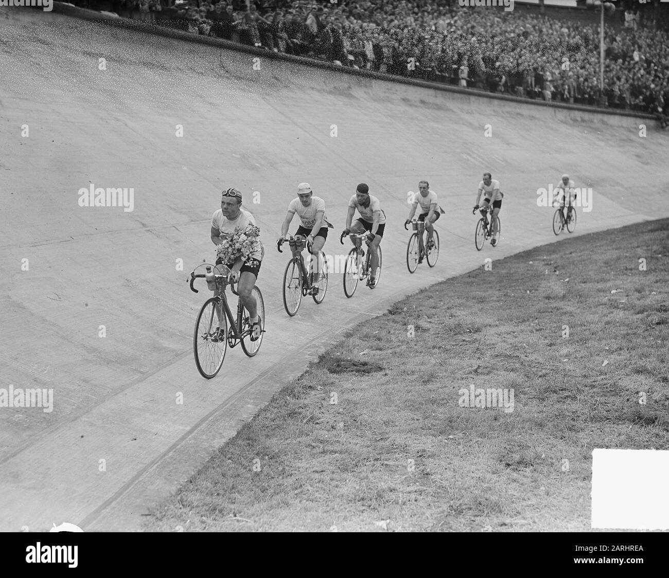 Tour durch die Niederlande im Olympiastadion Ehrenrunde Team Belgien A, Sieger Team Klassifizierung Datum: 15. Mai 1949 Ort: Amsterdam Schlagwörter: Ehrenrunden, Radsport-Institution Name: Olympiastadion: Noske, J.D./Anefo Stockfoto