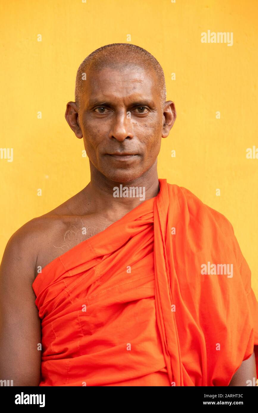 Lokale Buddhistin, Provinz Sabaragamuwa, in der Nähe Des Sinharaja Waldreservats, Sri Lanka Stockfoto