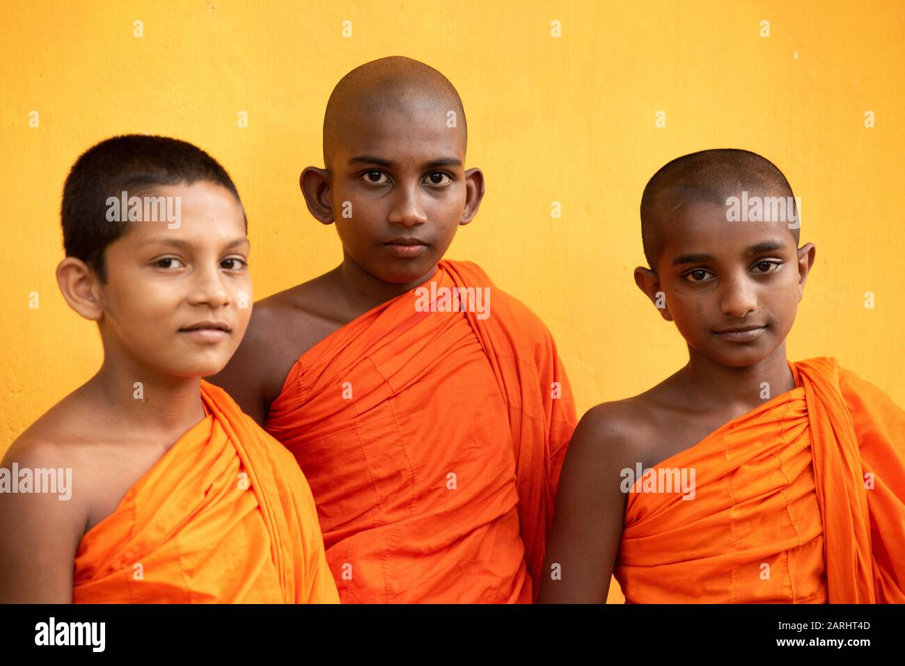 Lokale Buddhisten, junge Jungen, Provinz Sabaragamuwa, in der Nähe Des Sinharaja Waldreservats, Sri Lanka Stockfoto