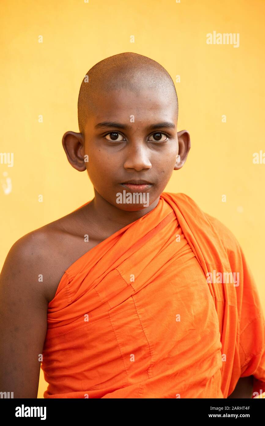 Lokaler Buddhist, kleiner Junge, Provinz Sabaragamuwa, in der Nähe Des Sinharaja Waldreservats, Sri Lanka Stockfoto