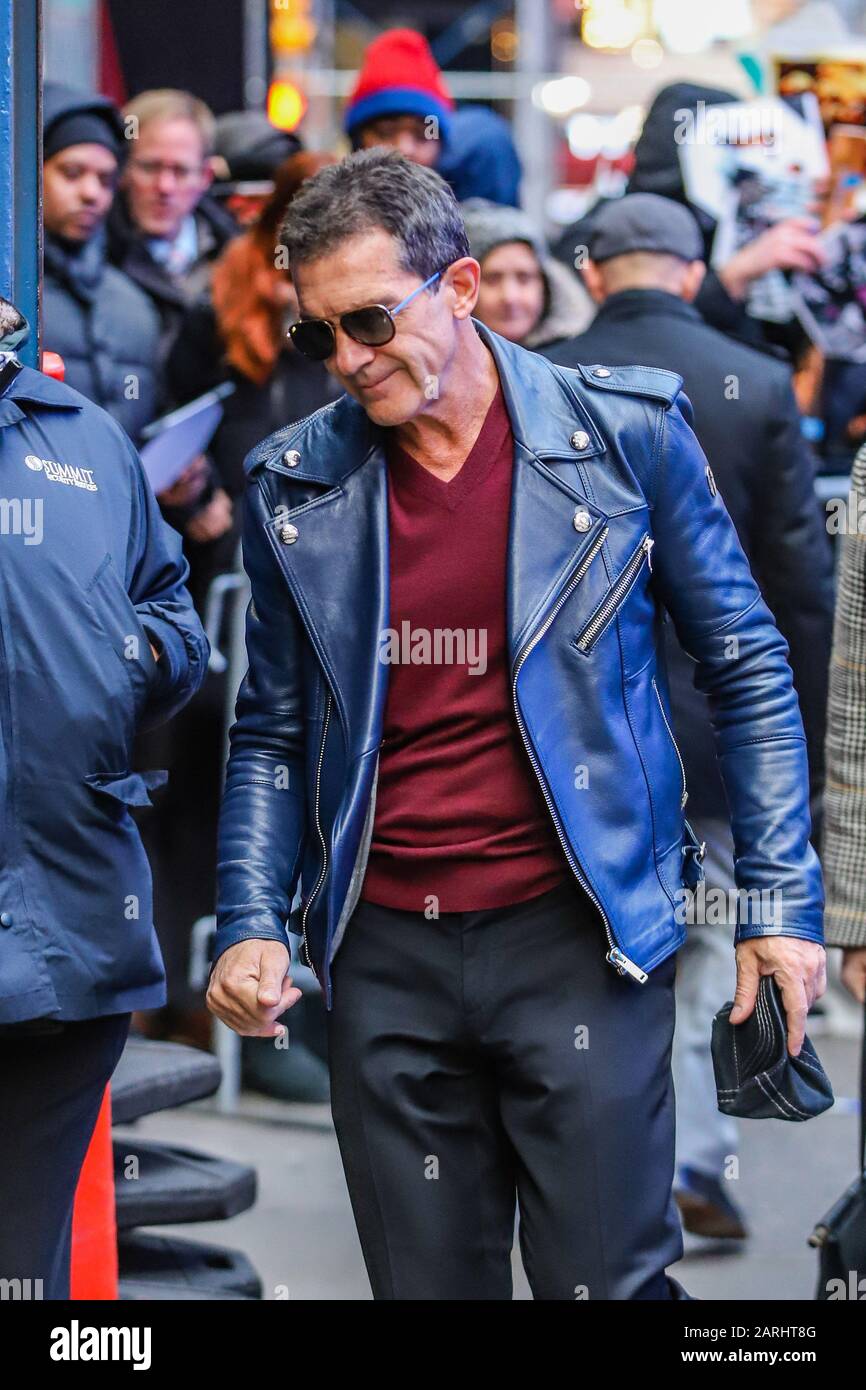 New York, USA. Januar 2020. Schauspieler Antonio Banderas wird sehen, wie er an diesem Dienstag, 28. Januar 2020, eine Fernsehshow im Bereich Times Square verlässt Credit: Vanessa Carvalho/ZUMA Wire/Alamy Live News Stockfoto