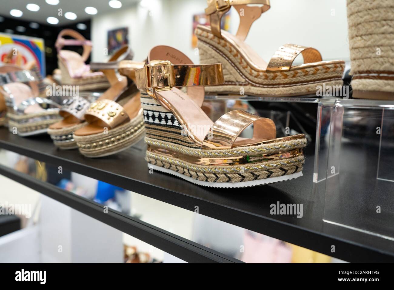 Tscheljabinsk, Russland - August 2019. Damen Sandalen. Reihen von Schön, elegant, farbigen Damen Schuhe im Regal. Women's Schuhgeschäft. Hor Stockfoto