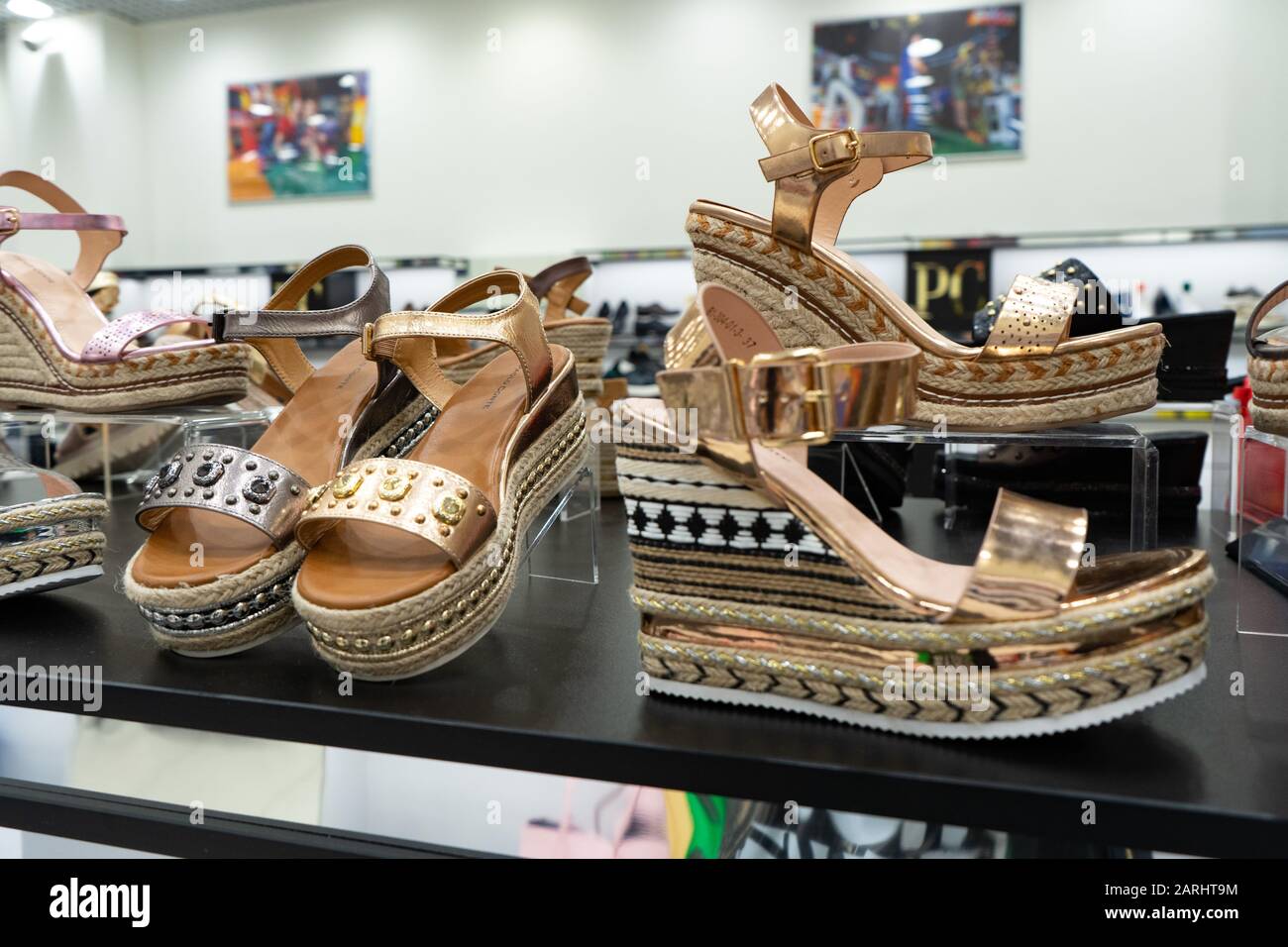 Tscheljabinsk, Russland - August 2019. Reihen von Schön, elegant, farbigen Damen Schuhe im Regal. Women's Schuhgeschäft. Horizontale Rahmen Stockfoto