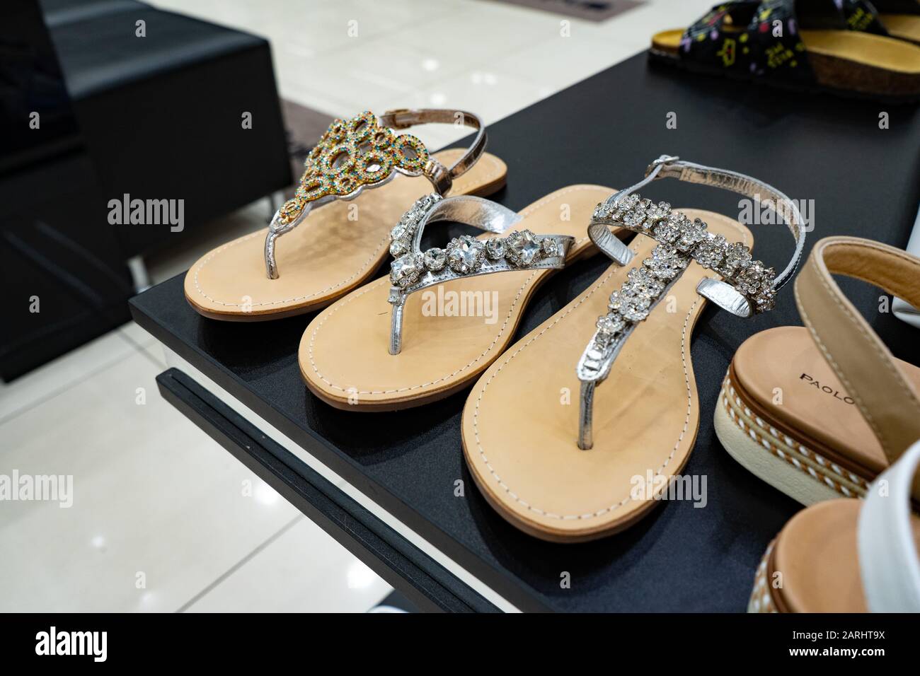 Tscheljabinsk, Russland - August 2019. Sandalen für Frauen. Reihen schöner, eleganter, farbiger Damenschuhe in Verkaufsregalen. Schuhgeschäft für Damen. Stockfoto