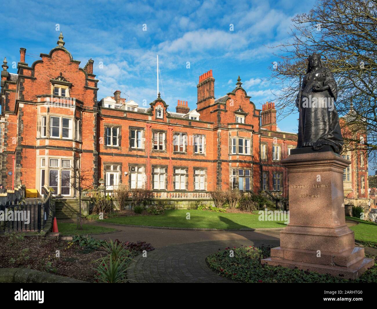 Queen Victoria Statue und Scarborough Town Hall Scarborough North Yorkshire England Stockfoto