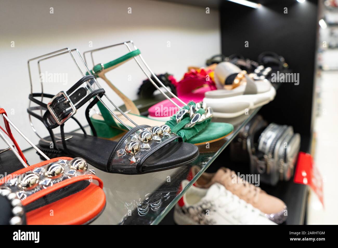 Tscheljabinsk, Russland - August 2019. Sandalen für Frauen. Reihen schöner, eleganter, farbiger Damenschuhe in Verkaufsregalen. Schuhgeschäft für Damen. Stockfoto