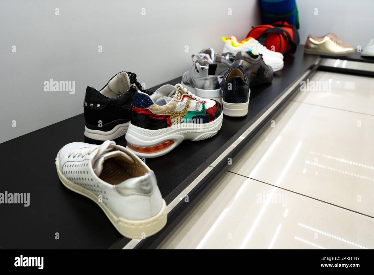 Tscheljabinsk, Russland - August 2019. Reihen von Schön, elegant, farbigen Damen Schuhe im Regal. Women's Schuhgeschäft. Horizontale Rahmen Stockfoto