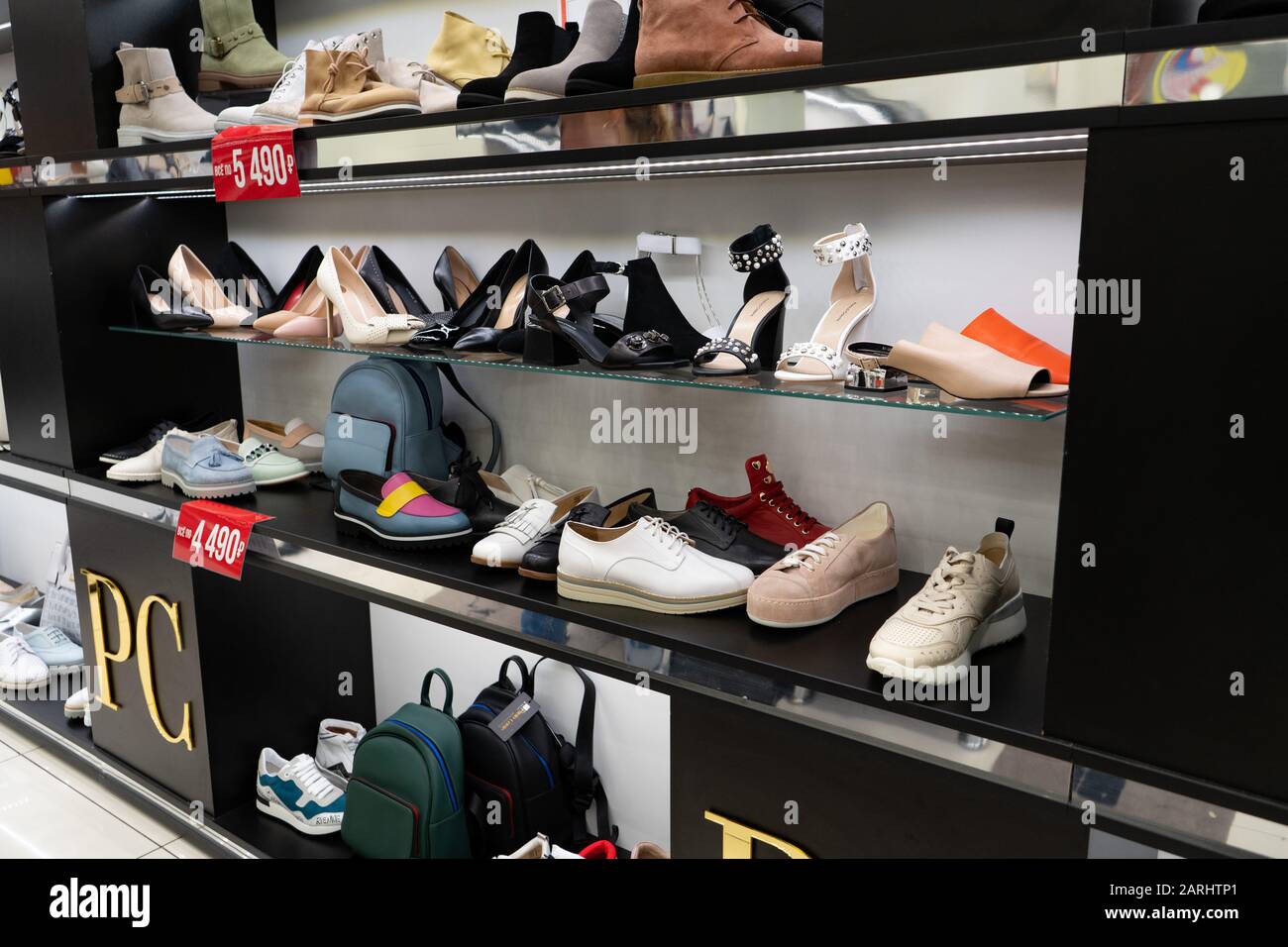 Tscheljabinsk, Russland - August 2019. Reihen von Schön, elegant, farbigen Damen Schuhe im Regal. Women's Schuhgeschäft. Horizontale Rahmen Stockfoto