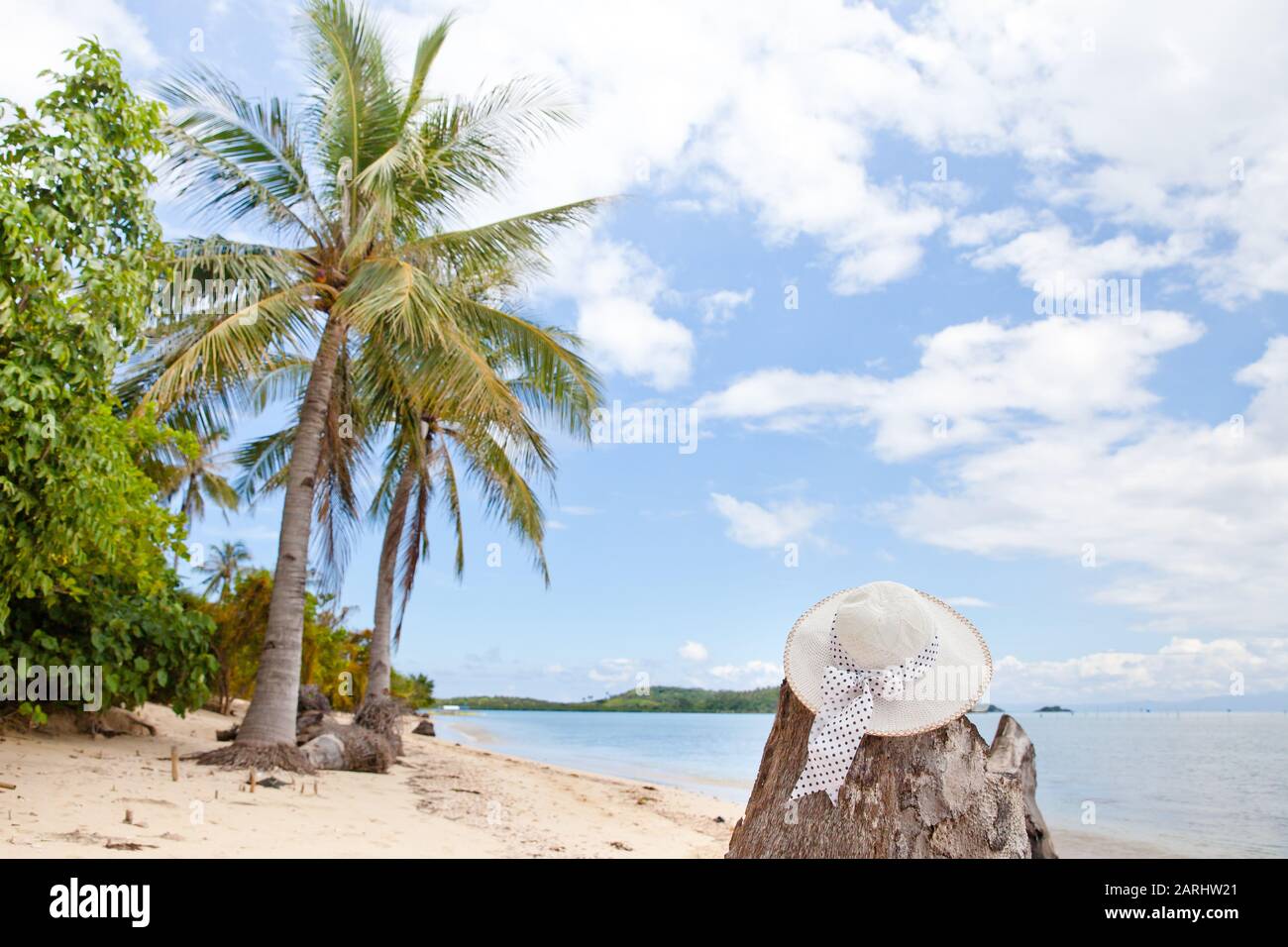 Hut am Strand. Schöner Hut am Strand, Sonnenschutzkonzept. Stillleben mit Hut. Landschaft auf einer tropischen Insel. Tropischer Strand. Stockfoto