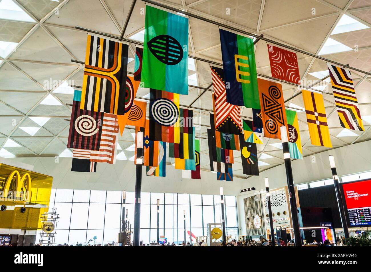 Installation von First Nation Flags von Archie Moore, 2018, internationale Abflugterminal 1 am Flughafen Sydney, Sydney, Australien Stockfoto
