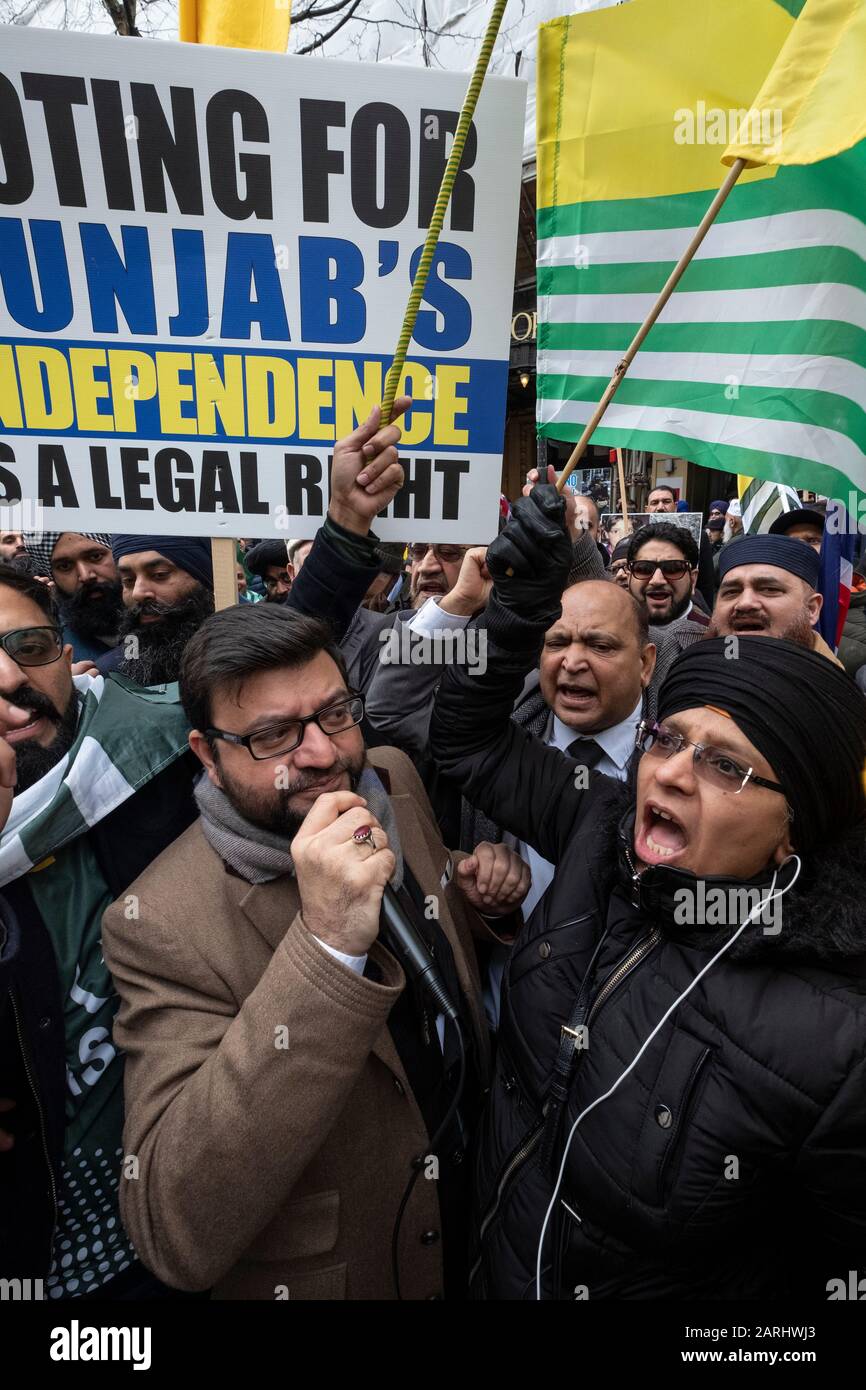 Kaschmiris und Sikhs protestieren am Republiktag 2020 außerhalb der indischen Hochkommission in London. Ein Anti-Indien-Protest, der der Welt von den diskriminierenden und rassistischen Verbrechen erzählt, die der indische Staat unter Modi gegen Muslime, Sikhs, Christen, Dalits usw. anpöbelt 26. Januar 2020 Stockfoto