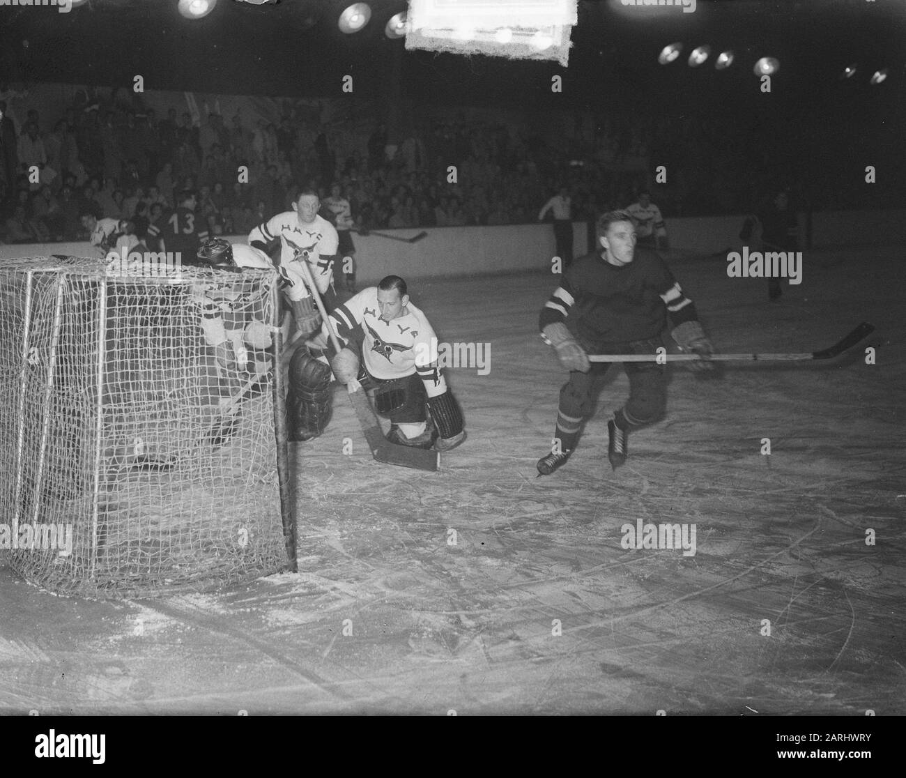 Eishockey Kingsfischer gegen HH & YC Datum: 20. Oktober 1949 Standort: Amsterdam, Noord-Holland Schlagwörter: Eishockey, Sport Stockfoto