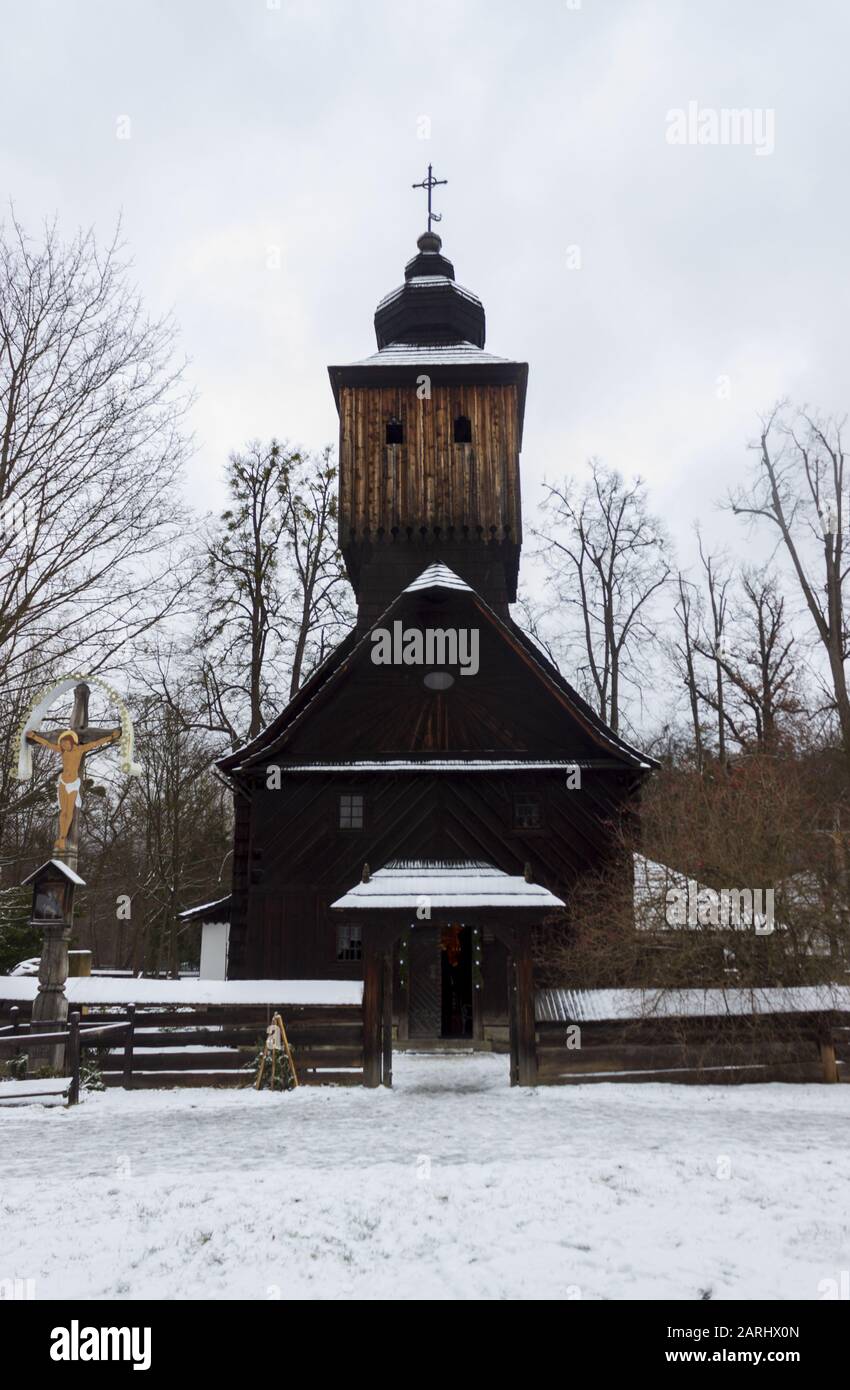 Holzkirche im Freilichtmuseum in Roznov pod Radhostem im Winter Stockfoto