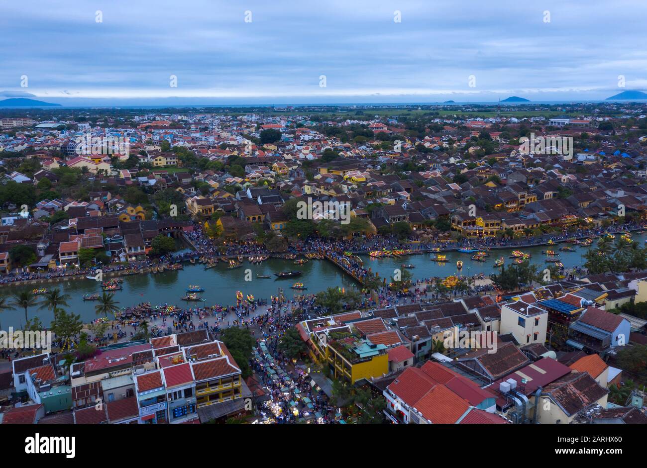 Luftaufnahme am Abend mit Touristenbooten auf dem Fluss in Hoi An, Vietnam. Hoi An ist eine alte Handelshafenstadt, die zum UNESCO-Weltkulturerbe gehört Stockfoto