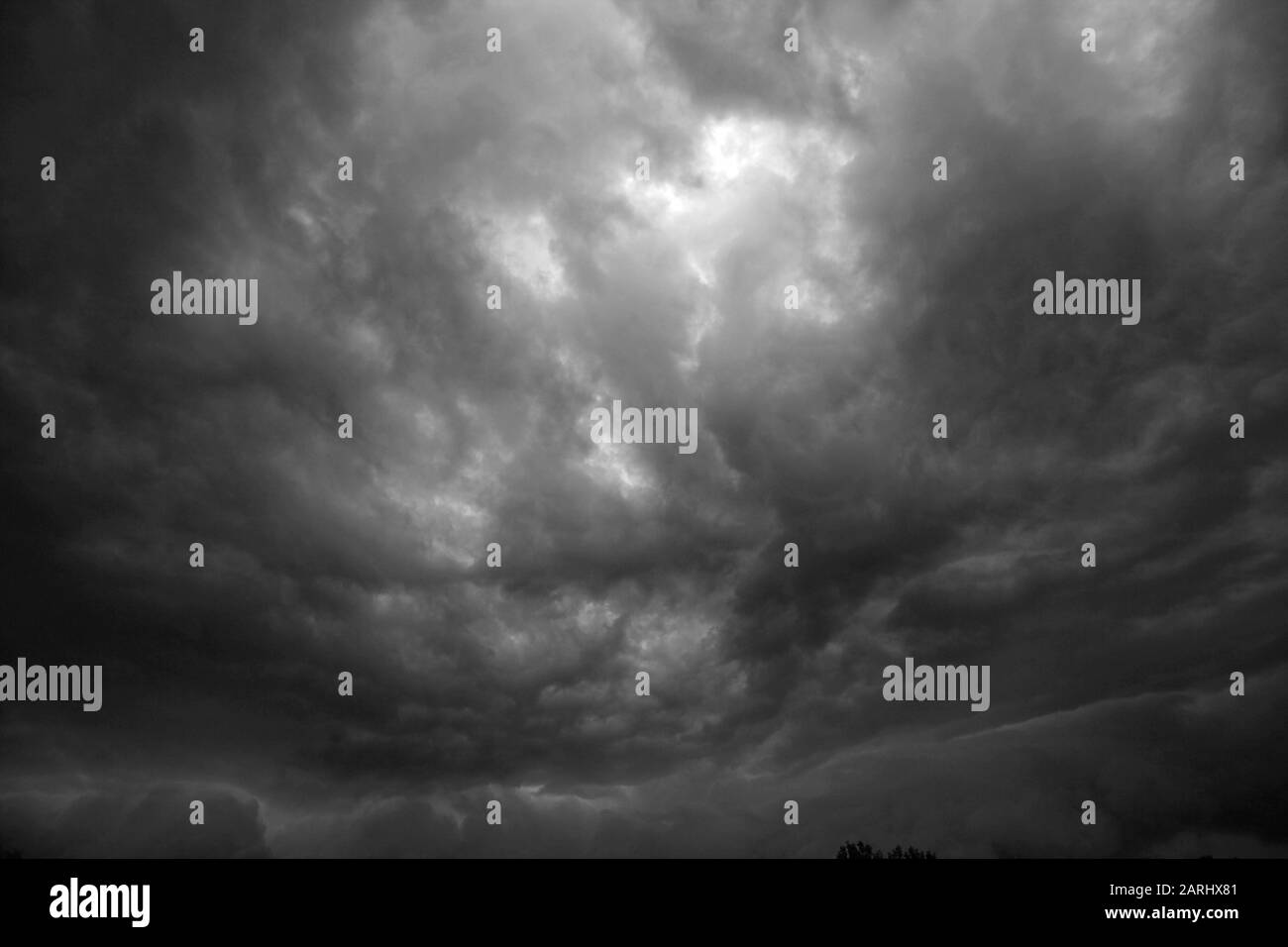 Wütend bedrohliche und bedrohliche Sturmwolken in Schwarz-weiß Stockfoto