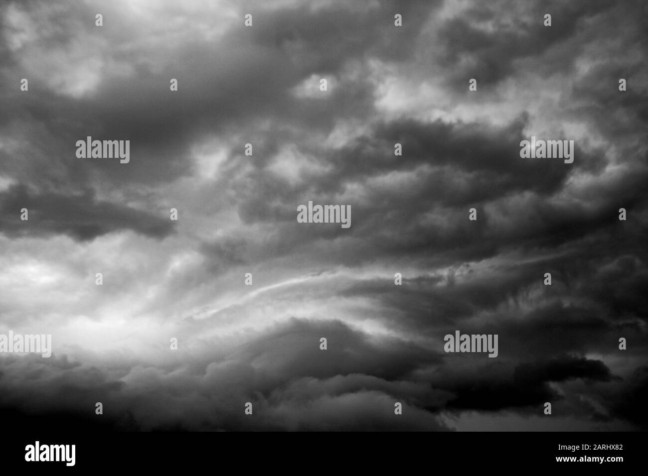 Schwarz-Weiß-Foto von wütenden bedrohlichen Gewitterwolken Stockfoto