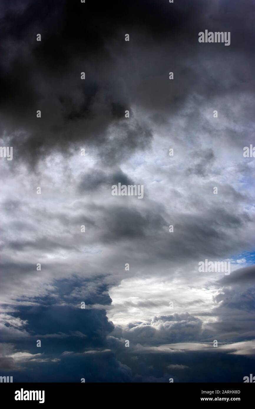 Bedrohliche Sturmwolken, die sich nach einem Gewitter am späten Nachmittag aufmachen Stockfoto