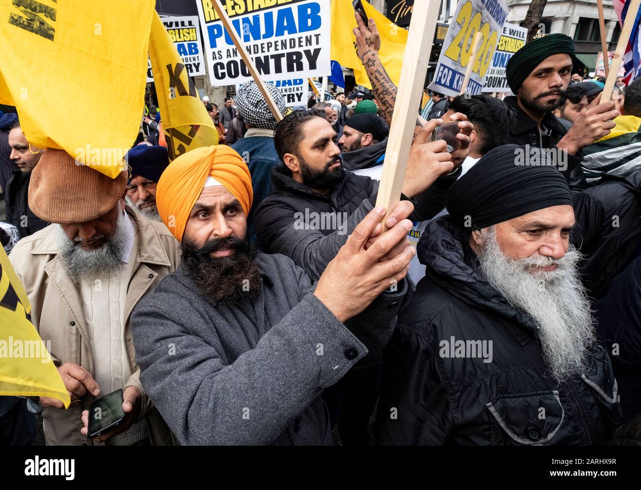 Kaschmiris und Sikhs protestieren am Republiktag 2020 außerhalb der indischen Hochkommission in London. Ein Anti-Indien-Protest, der der Welt von den diskriminierenden und rassistischen Verbrechen erzählt, die der indische Staat unter Modi gegen Muslime, Sikhs, Christen, Dalits usw. anpöbelt 26. Januar 2020 Stockfoto