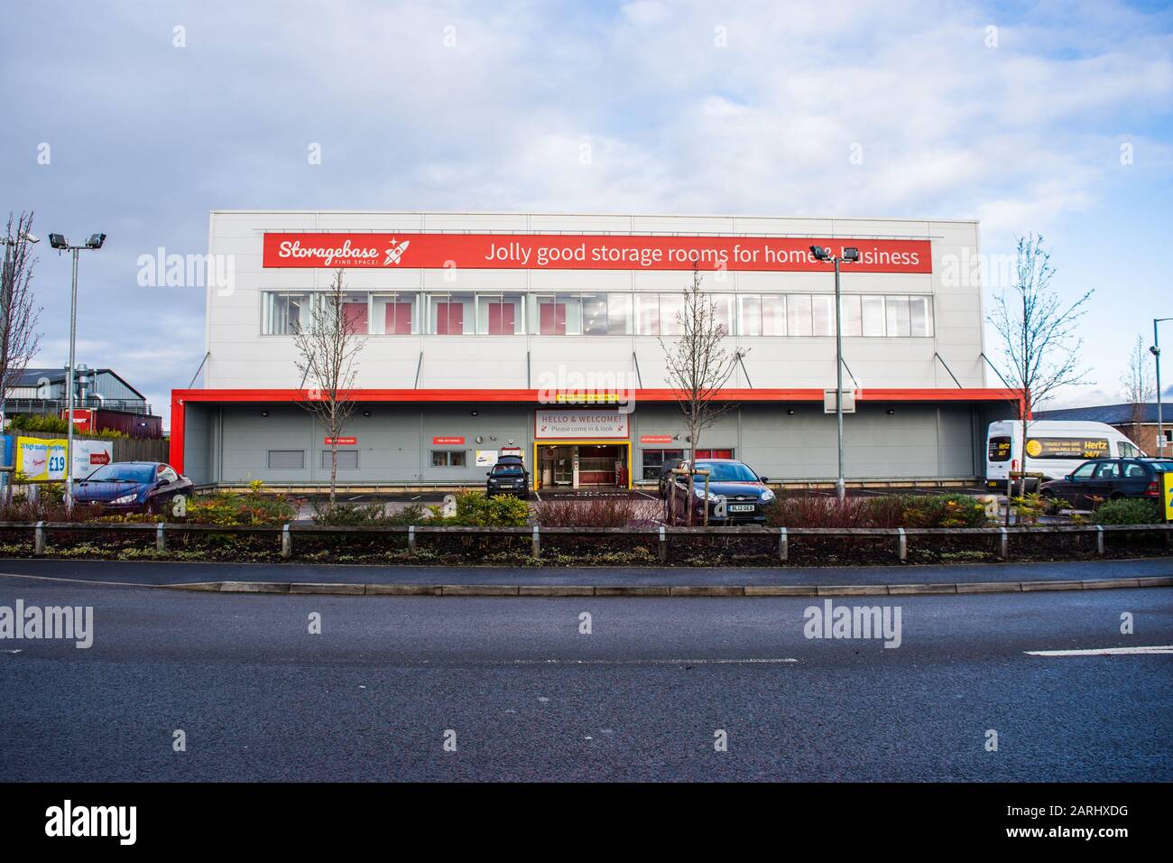 Die Vorderseite eines Lagerhauses mit sicherer Lagerung für Wohnungen und Unternehmen Stockfoto
