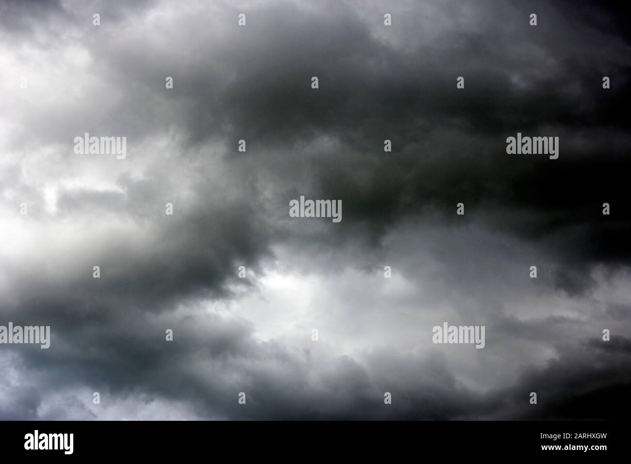 Wütende bedrohliche, düstere Sturmwolken Stockfoto