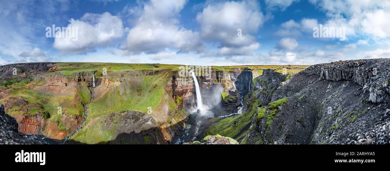 Panorama der Landschaft des Haifoss Wasserfalls in Island. Natur- und Abenteuerkonzept Hintergrund. Stockfoto