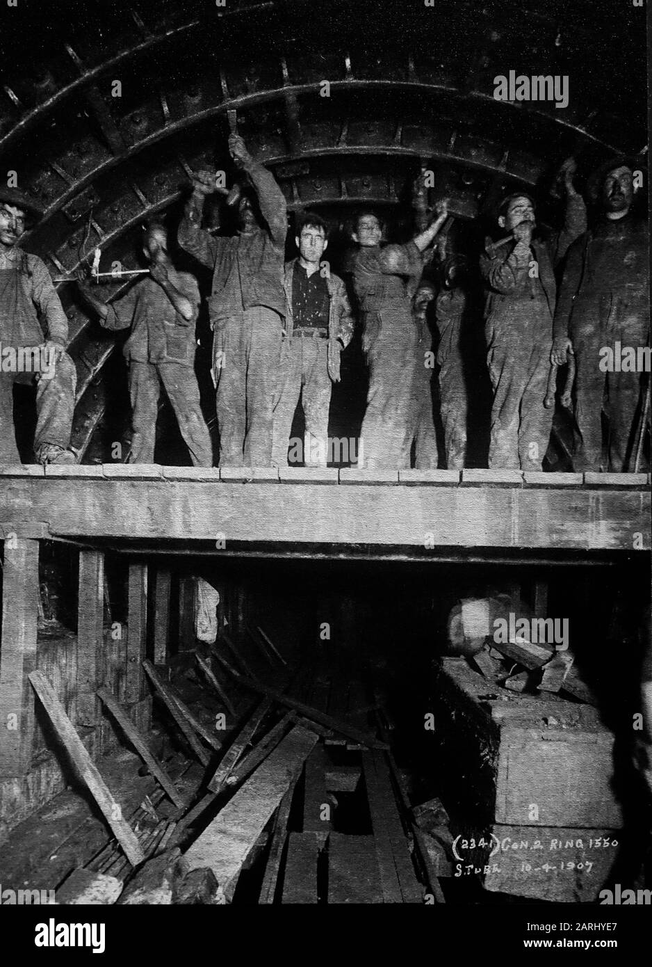 Fotografie aus dem frühen 20. Jahrhundert, auf der Bauarbeiter im Tunnel der New York City Subway zu sehen sind Stockfoto