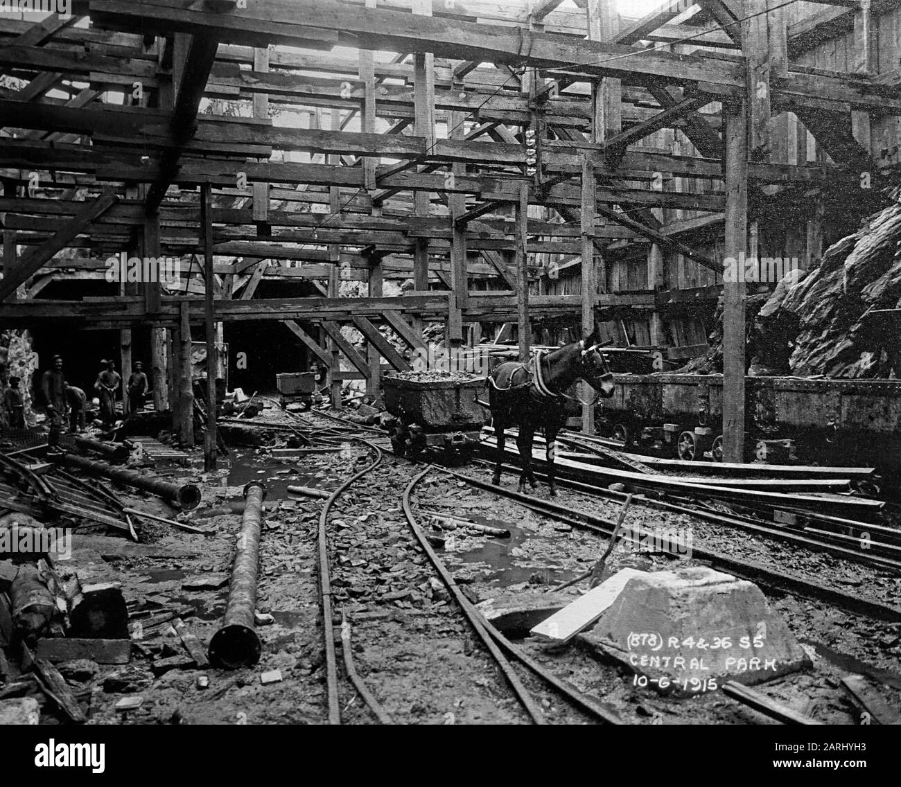 Fotografie aus dem frühen 20. Jahrhundert, auf der Bauarbeiter im Tunnel der New York City Subway zu sehen sind Stockfoto
