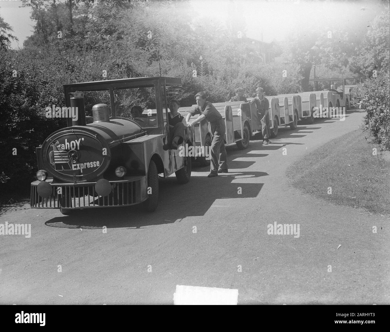 Vorbereitung Ahoy Future Annotation: Die Ausstellung Rotterdam-Ahoy fand vom 15. Juni bis 15. August 1950 in Rotterdam statt. Die Ausstellung feierte die Eröffnung des neuen Hafens. [Quelle: Wikipedia] Datum: 13. Juni 1950 Standort: Rotterdam, Zuid-Holland Schlüsselwörter: Ausstellungen, Züge Institutionenname: Ahoy Stockfoto