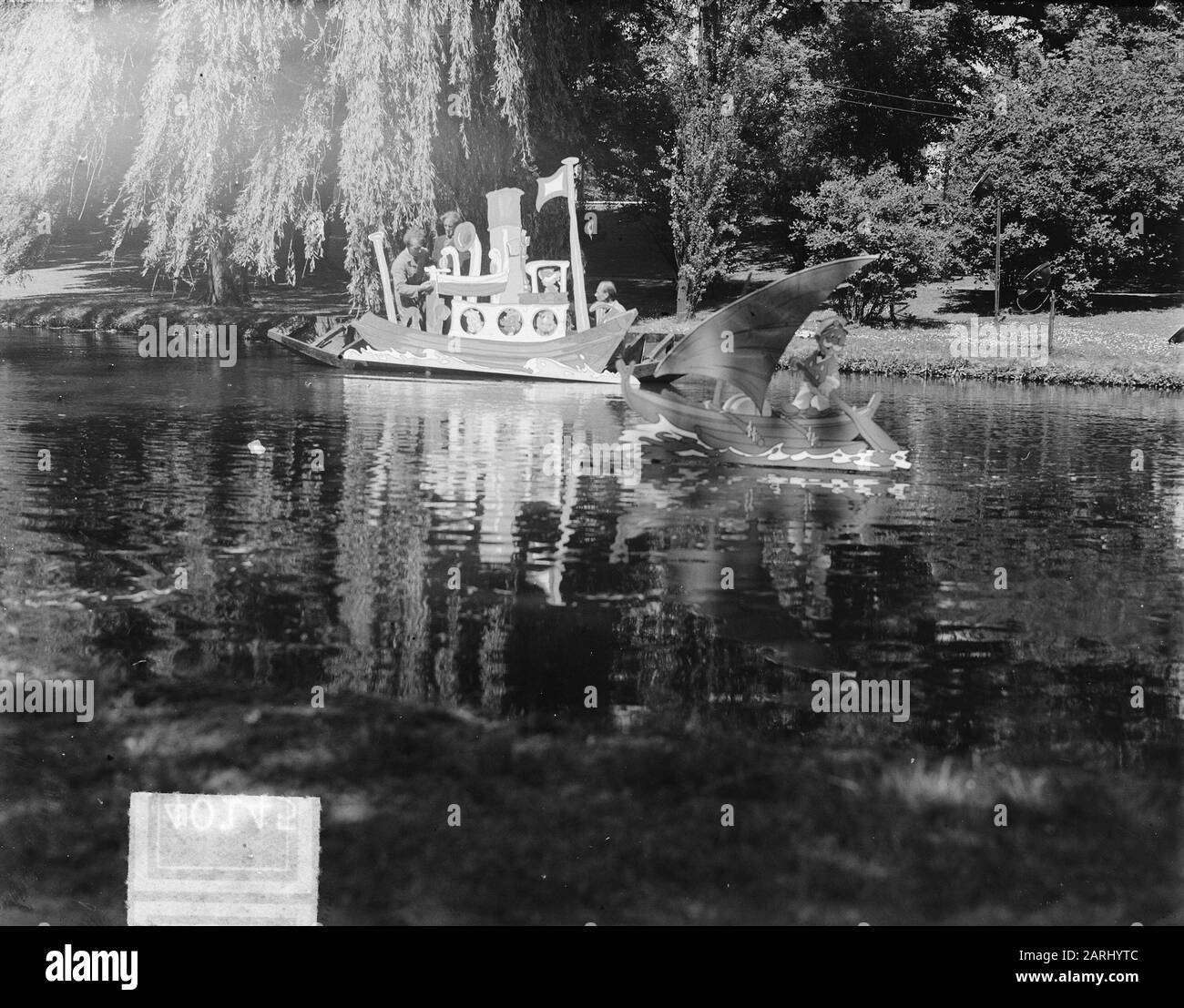 Vorbereitung Ahoy Future Annotation: Die Ausstellung Rotterdam-Ahoy fand vom 15. Juni bis 15. August 1950 in Rotterdam statt. Die Ausstellung feierte die Eröffnung des neuen Hafens. [Quelle: Wikipedia] Datum: 13. Juni 1950 Ort: Rotterdam, Zuid-Holland Schlüsselwörter: Ausstellungen, Teiche Institutionenname: Ahoy Stockfoto