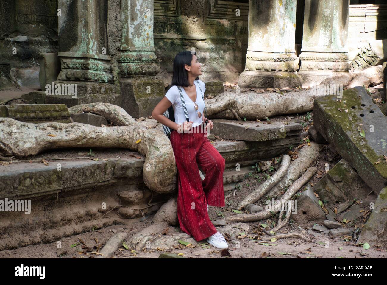 Wunderschönes, hübsches, junges thailändisches Mädchen erkundet die alten Ruinen des Hindutempel-Komplexes Angkor Wat (Stadt/Hauptstadt der Tempel) in Siem Reap, Kambodscha Stockfoto