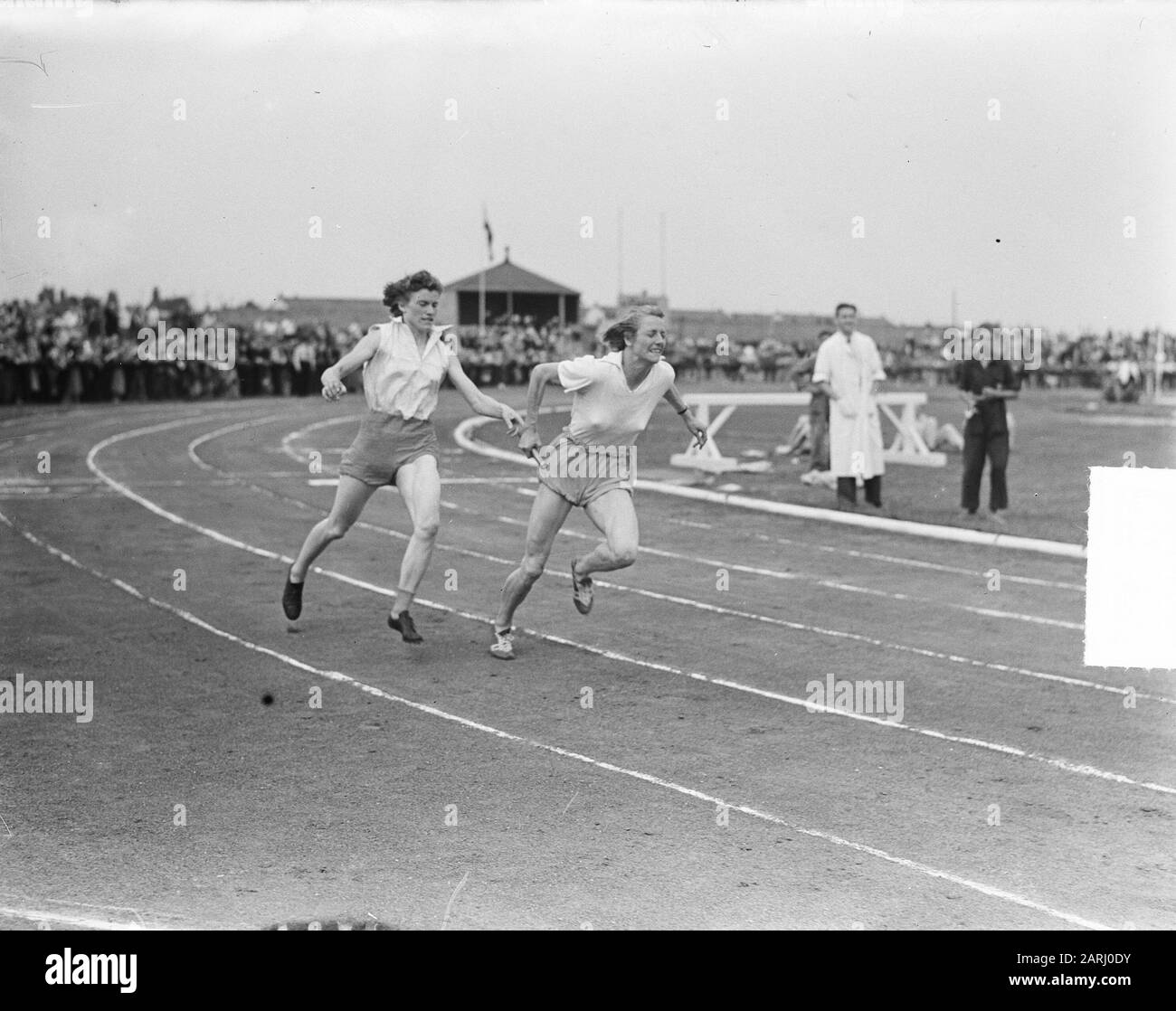 Leichtathletik. Länder, die die Niederlande, Belgien und Frankreich treffen. Weltrekordversuch 4 x 110 Meter. Fanny Blankers-Koen ist die letzte Läuferin von Gré de Jongh Annotation: Die Staffel bestand aus Xenia Stadt-de Jong, Puck Brouwers, Gré de Jongh und Fanny Blankers-Koen. Die 3 Versuche (!) sind gescheitert Datum: 30. Juli 1950 Ort: Treebeek Schlagwörter: Leichtathletik, Damen, Staffel-Name: Blankers-Koen, Fanny, Jongh, Gré de Stockfoto