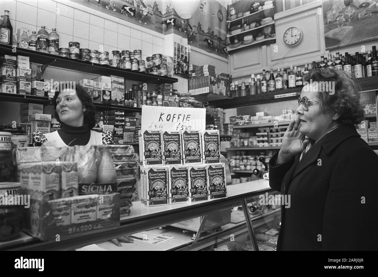 Staunte Reaktion eines Einkaufers auf den Anstieg des Kaffeepreises um 78 Cent Datum: 23. März 1977 Schlüsselwörter: Verbraucher, Kaffee, Kaufkraft, Mittelklasse, Geschäfte Stockfoto