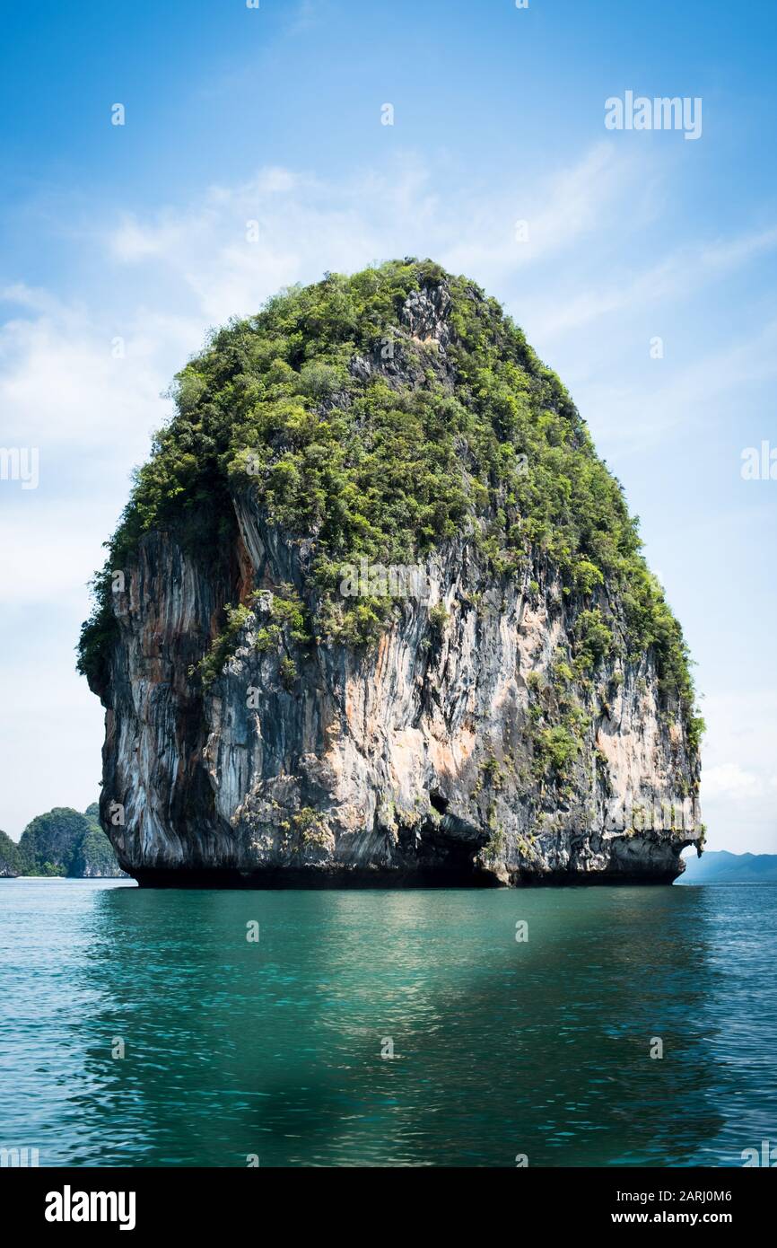 Thailändische Karst-Wasser-Felsformationen, die in den Gewässern der Phang Nga Bay östlich von Krabi Thailand reflektiert werden. Schöne, blossen Steingesichter, Karst ist eine Topografie Stockfoto