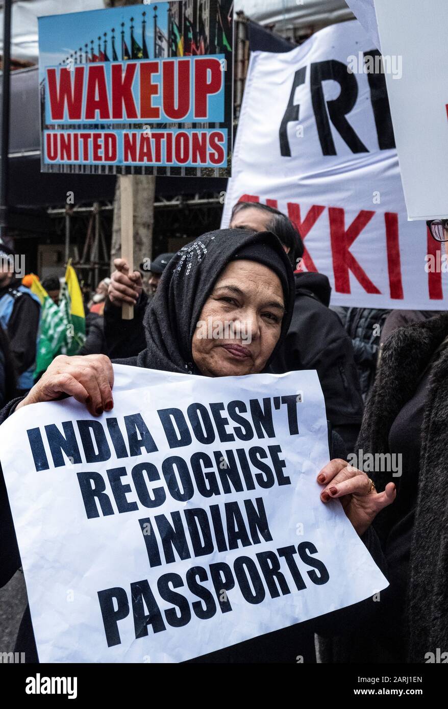 Kaschmiris und Sikhs protestieren am Republiktag 2020 außerhalb der indischen Hochkommission in London. Ein Anti-Indien-Protest, der der Welt von den diskriminierenden und rassistischen Verbrechen erzählt, die der indische Staat unter Modi gegen Muslime, Sikhs, Christen, Dalits usw. anpöbelt 26. Januar 2020 Stockfoto