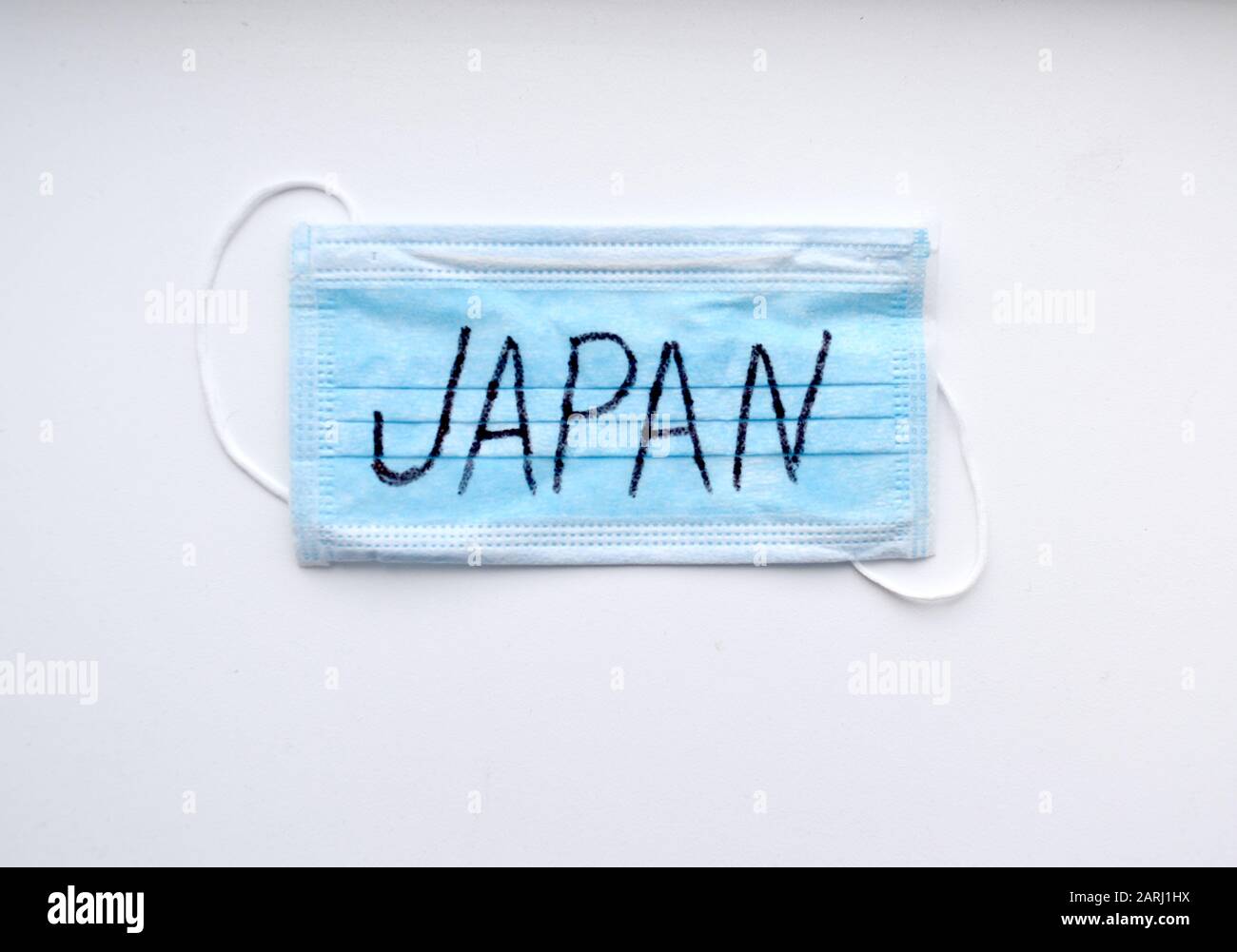 Medizinische Schutzmaske mit Aufschrift Japan. Quarantäne in Japan. Wuhan Coronavirus, 2019-nCoV. Stockfoto