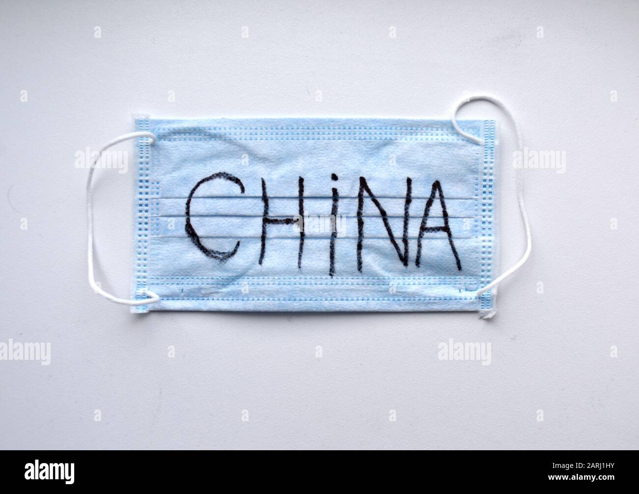 Medizinische Schutzmaske mit Aufschrift China. Quarantäne in China. Wuhan Coronavirus, 2019-nCoV. Stockfoto