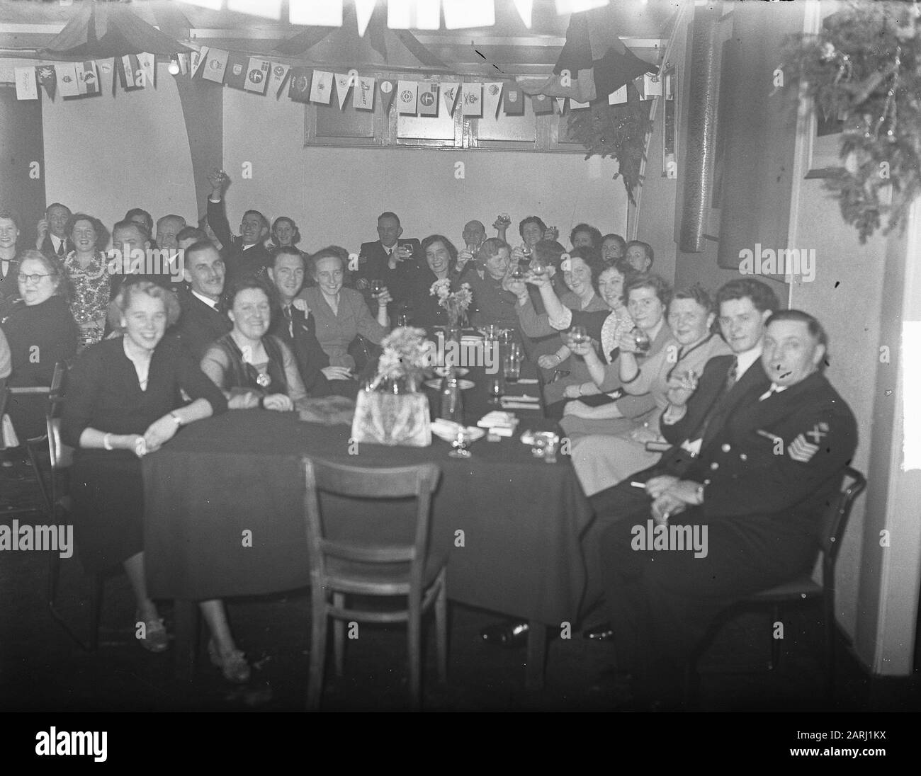 Saint Nicholas fest Marine Kattenburg Datum: 2. Dezember 1950 Schlüsselwörter: Mariniers persönlicher Name: Kattenburg, Sinterklaas Stockfoto