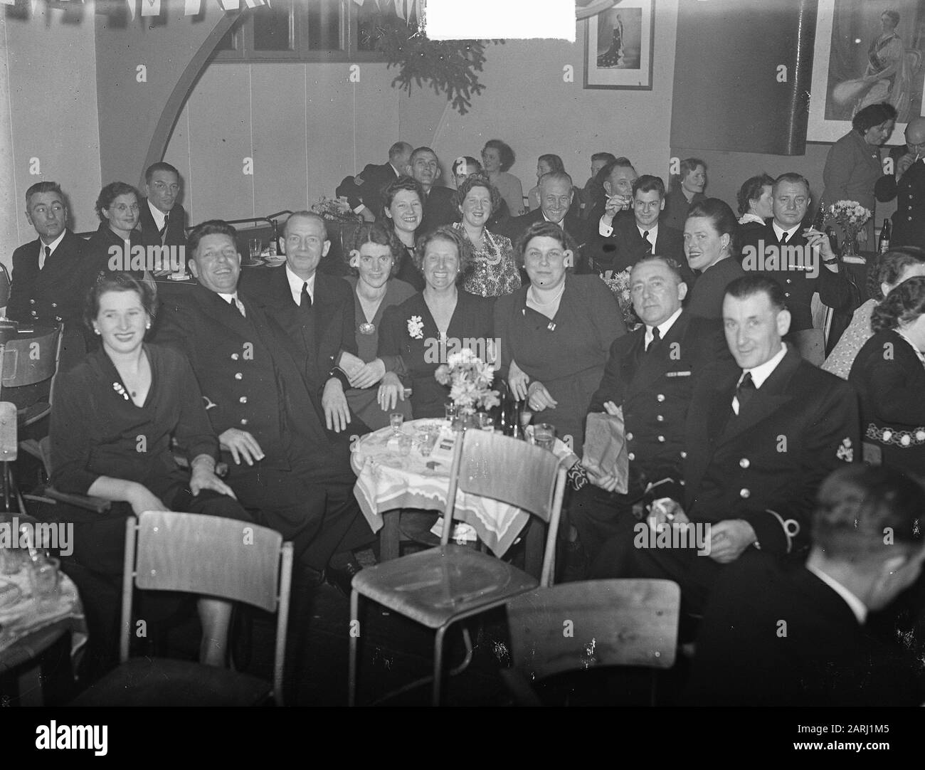 Saint Nicholas fest Marine Kattenburg Datum: 2. Dezember 1950 Schlüsselwörter: Mariniers persönlicher Name: Kattenburg, Sinterklaas Stockfoto
