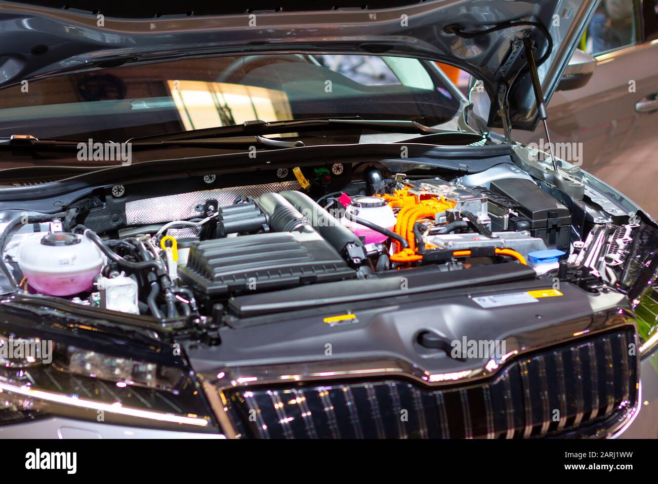 Unter der Haube des Plug-in Hybrid skoda Superb IV. Detail Elektroauto-Motor, Prag, Tschechien, November 2019. Stockfoto
