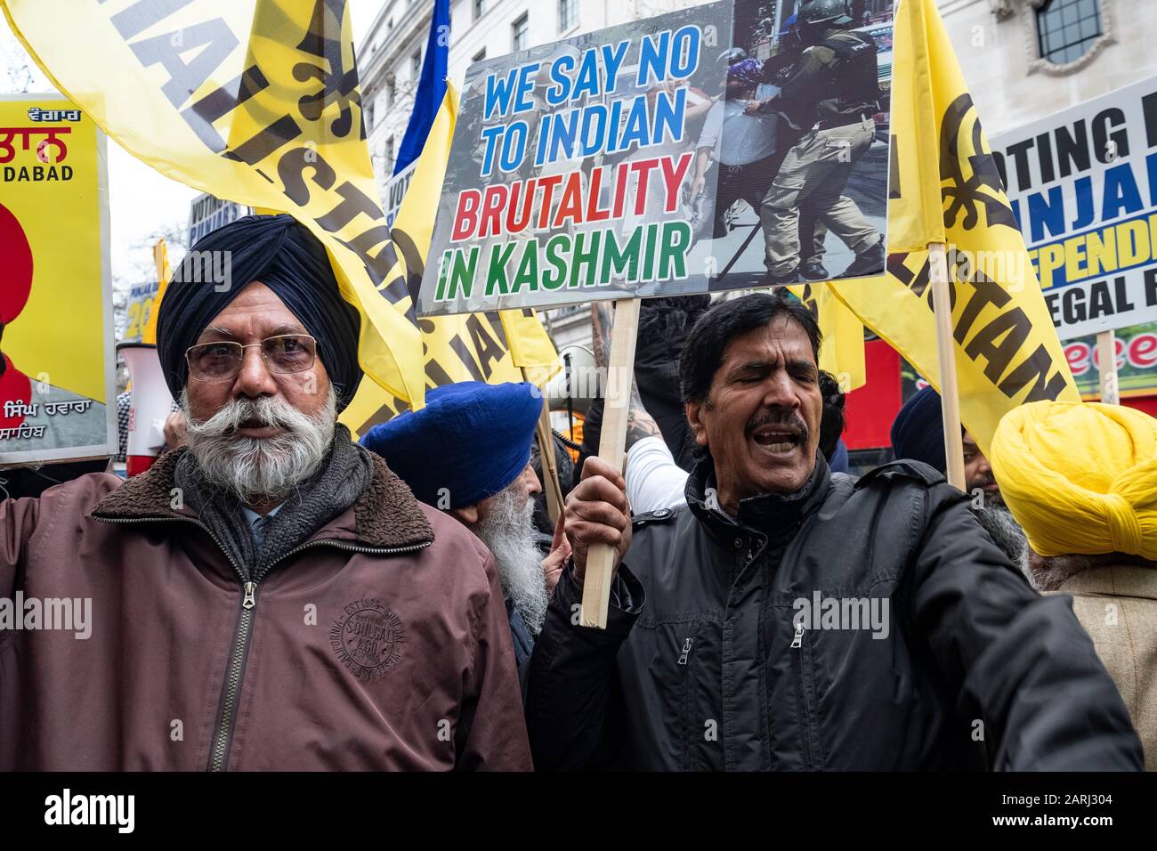 Kaschmiris und Sikhs protestieren am Republiktag 2020 außerhalb der indischen Hochkommission in London. Ein Anti-Indien-Protest, der der Welt von den diskriminierenden und rassistischen Verbrechen erzählt, die der indische Staat unter Modi gegen Muslime, Sikhs, Christen, Dalits usw. anpöbelt 26. Januar 2020 Stockfoto