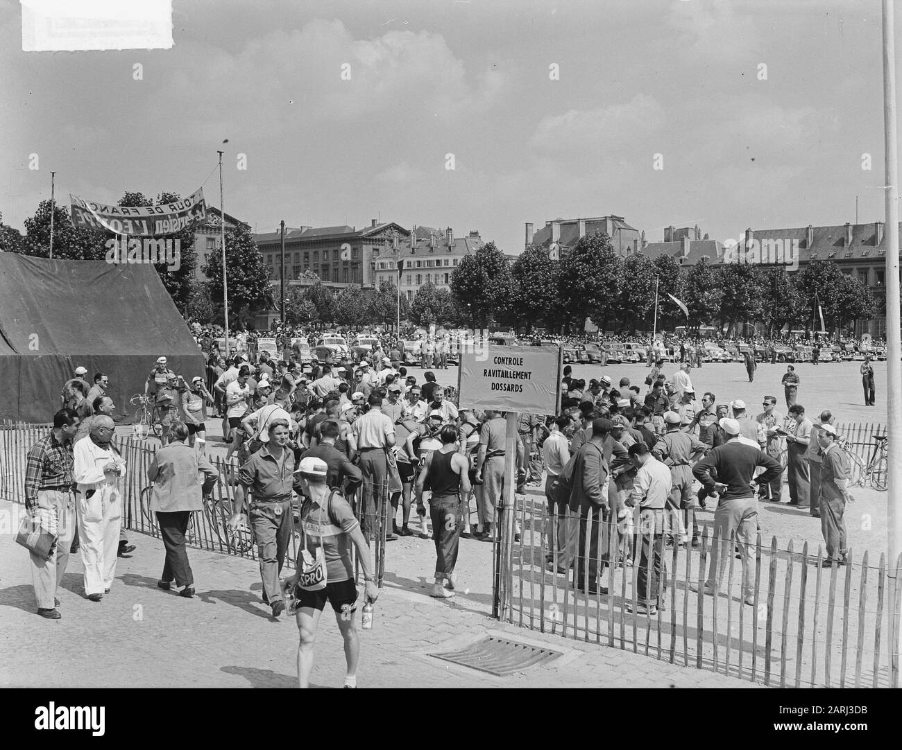 Tour de France. Startplatz Metz-Datum: 4. Juli 1951 Ort: Frankreich, Metz-Schlüsselwörter: Sport, Radsport Name Der Einrichtung: Tour de France Stockfoto