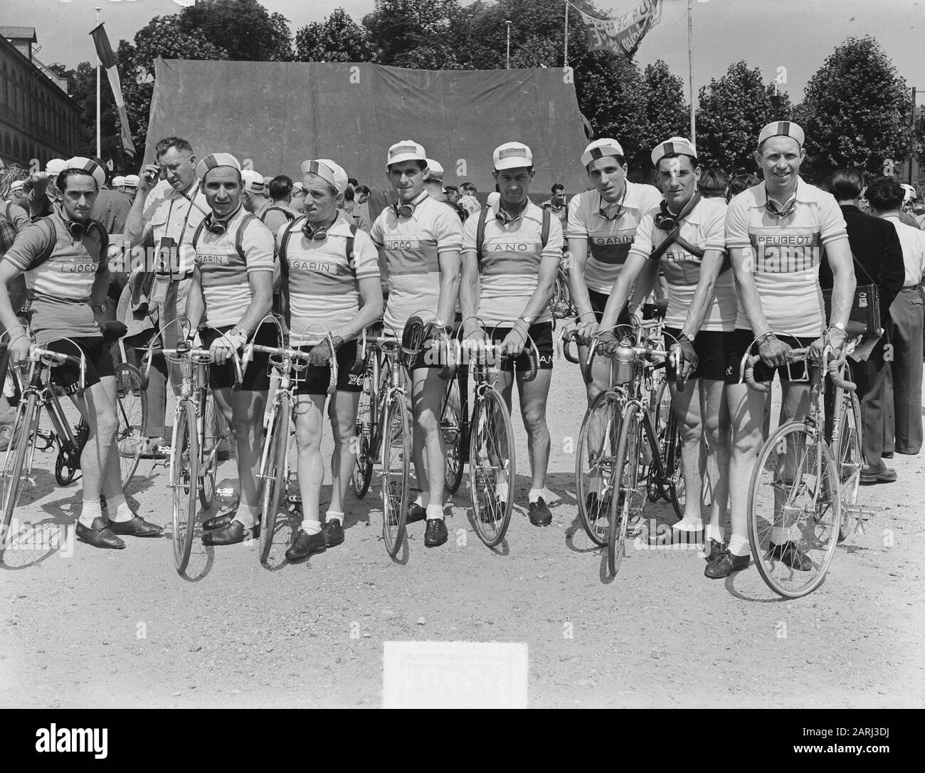 Erste Tagestour durch Frankreich. Niederländisches Team Datum: 4. Juli 1951 Ort: Frankreich, Metz-Schlüsselwörter: Gruppenporträts, Teams, Sport, Radsport-Institution Name: Tour de France Stockfoto