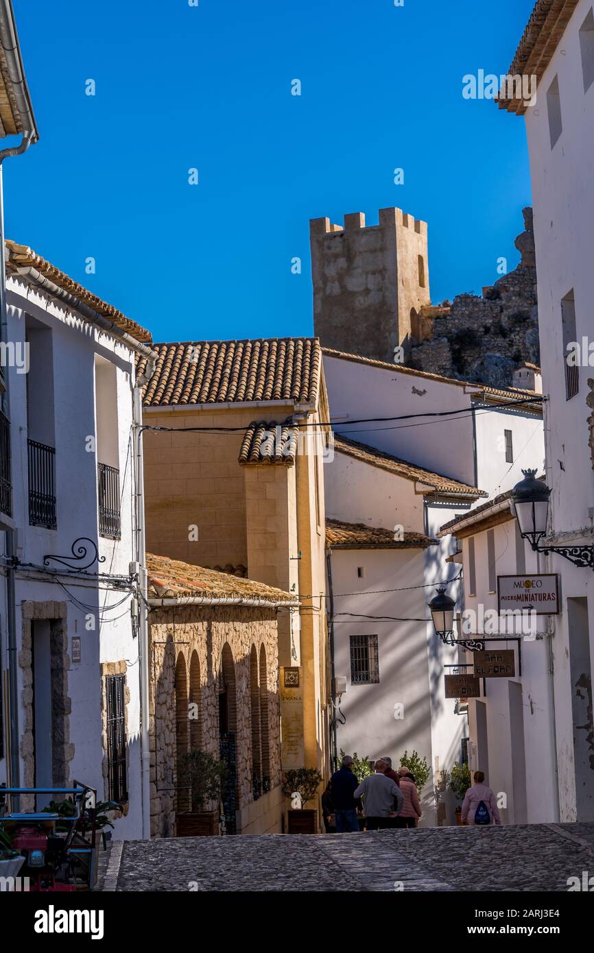 Blick auf die mittelalterliche Bergfestung El castell de Guadalest beliebte Touristendestination in der Nähe von Benidorm und Alicante in Spanien Stockfoto