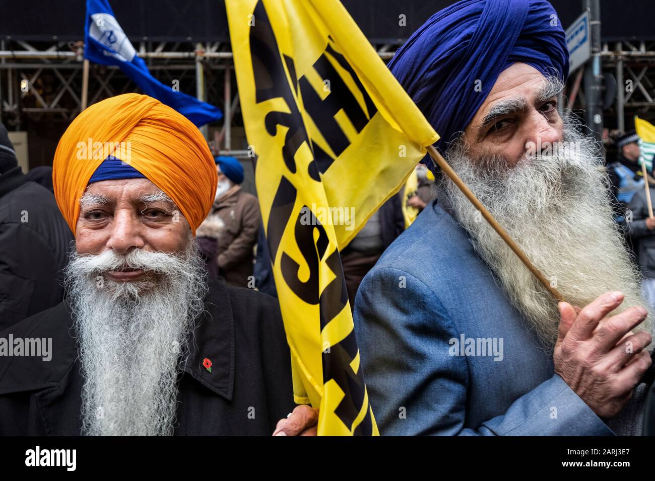 Kaschmiris und Sikhs protestieren am Republiktag 2020 außerhalb der indischen Hochkommission in London. Ein Anti-Indien-Protest, der der Welt von den diskriminierenden und rassistischen Verbrechen erzählt, die der indische Staat unter Modi gegen Muslime, Sikhs, Christen, Dalits usw. anpöbelt 26. Januar 2020 Stockfoto