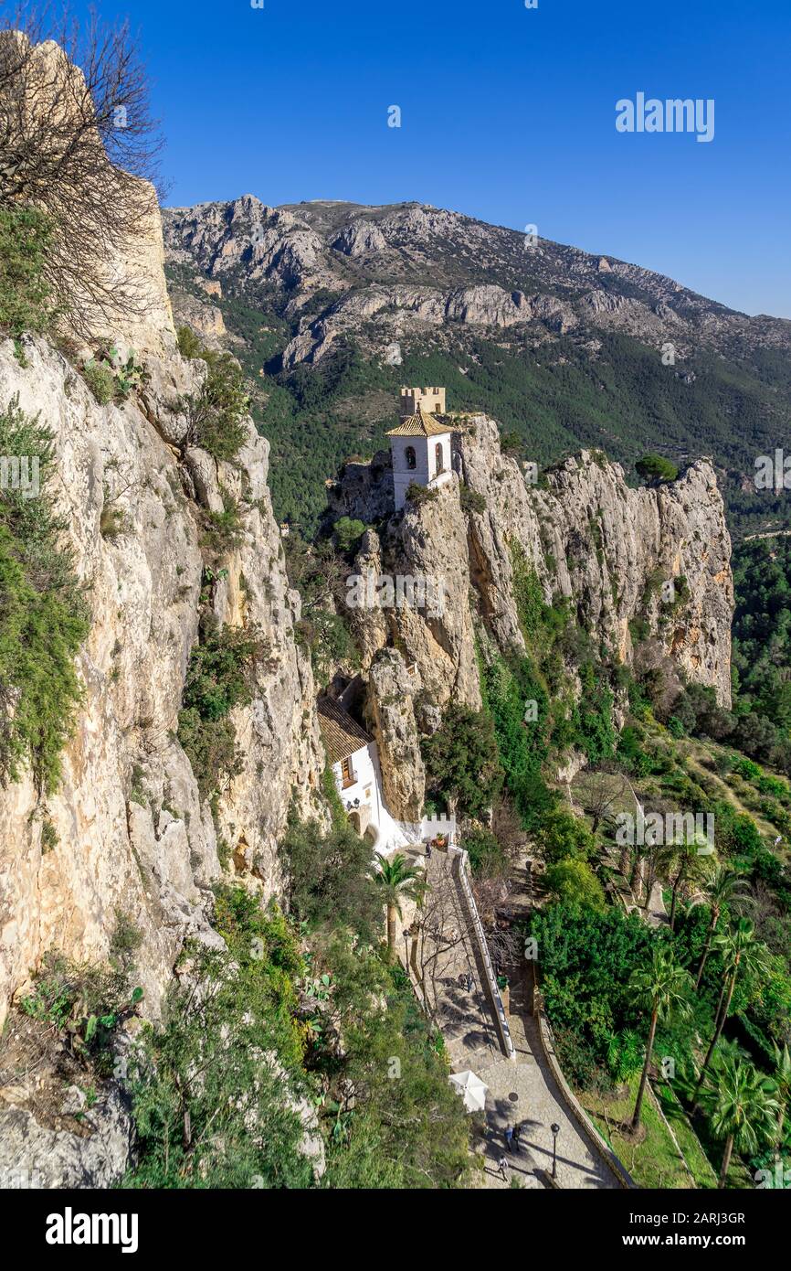 Blick auf die mittelalterliche Bergfestung El castell de Guadalest beliebte Touristendestination in der Nähe von Benidorm und Alicante in Spanien Stockfoto